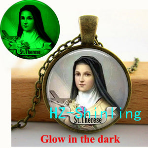 New Fashion St Therese Glowing Necklace Religious Medal Saint Jewelry Glow in The Dark Pendant Glass Necklace