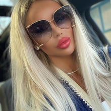 Carica l&#39;immagine nel visualizzatore di Gallery, QPeClou 2023  Pearl Sunglasses Women Oversized Metal Hollow Sun Glasses Ladies Clear Glasses Frame Spectacles